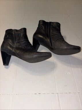 Dark gray Eric Michael heeled boots size 42